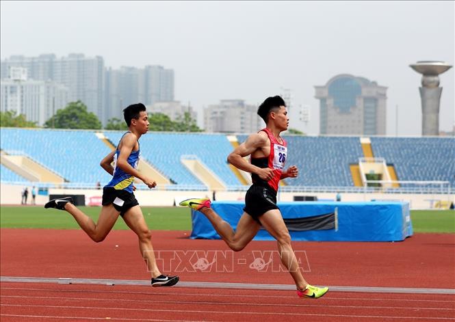 Các vận động viên thi đấu nội dung chạy 800m nam. Ảnh: Phạm Hậu - TTXVN