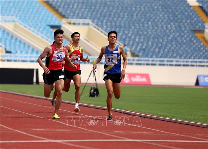 Các vận động viên về đích nội dung chạy 800m nam. Ảnh: Phạm Hậu - TTXVN