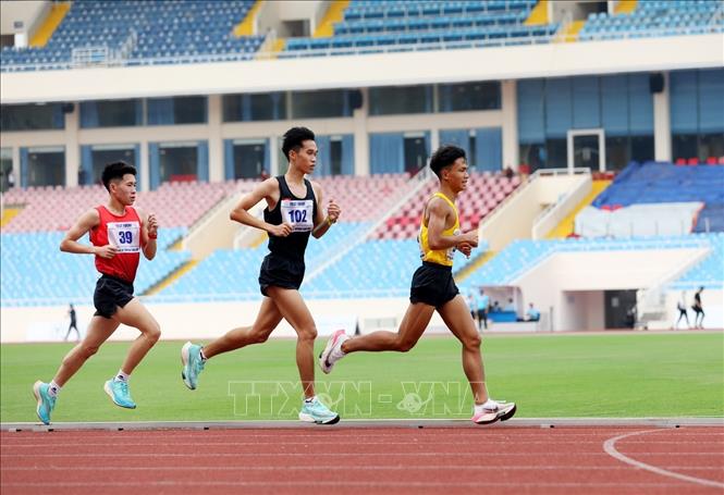 Các vận động viên thi đấu nội dung chạy 5.000m nam. Ảnh: Phạm Hậu - TTXVN