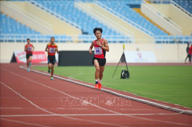 Trong ảnh: Các vận động viên thi đấu chung kết nội dung chạy 5.000m nam. Ảnh: Phạm Tuấn Anh - TTXVN 