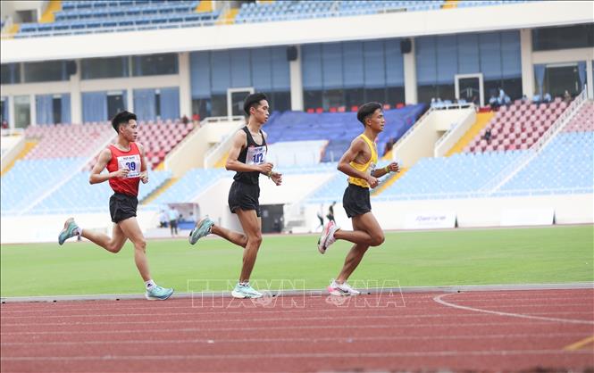 Trong ảnh: Các VĐV tham gia thi đấu nội dụng chạy 5.000m nam. Ảnh: Ngọc Liên-TTXVN