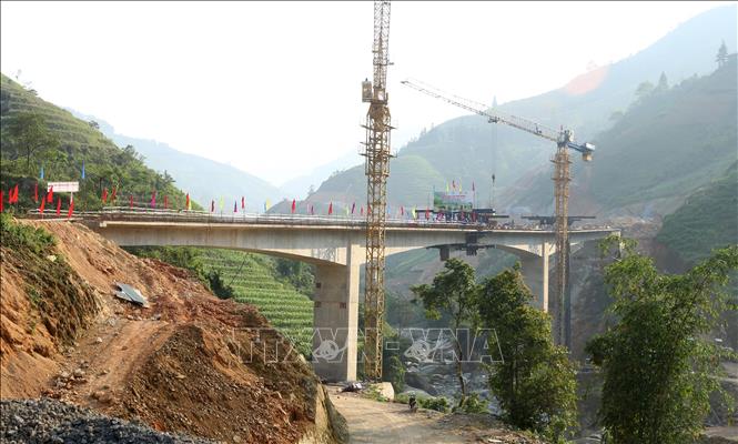 Trong ảnh: Toàn cảnh cầu Suối Đum 2 trong ngày hợp long. Ảnh: Quốc Khánh - TTXVN
