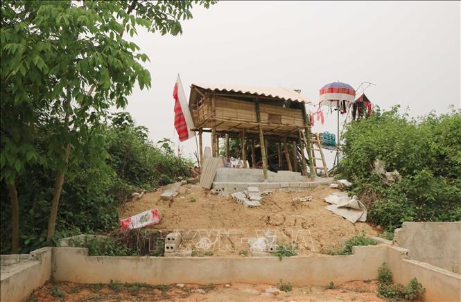Trong ảnh: Một ngôi mộ được chôn cất theo phong tục truyền thống của cộng đồng dân tộc Thái ở vị trí trên đoạn tường thành của Thành Tam Vạn. Ảnh: Xuân Tiến – TTXVN 