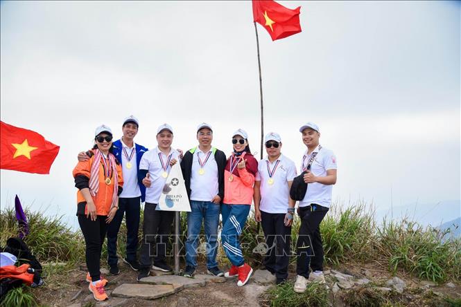 Trong ảnh: Đoàn leo núi du lịch do Trung tâm Thông tin Xúc tiến Du lịch Lạng Sơn tổ chức chụp ảnh chung trên đỉnh Phja Pò. Ảnh: Anh Tuấn – TTXVN
