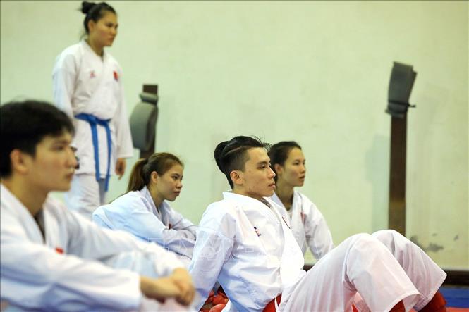 Trong ảnh: Các thành viên đội tuyển nghỉ ngơi, theo dõi sau buổi tập luyện. Ảnh: Tuấn Anh - TTXVN