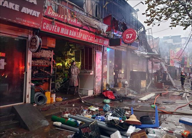 Trong ảnh: Hiện trường vụ cháy tại địa chỉ ở số 63 Nguyễn Hoàng (phường Mỹ Đình 2, quận Nam Từ Liêm, Hà Nội) lan ra nhiều nhà xung quanh. Ảnh: TTXVN phát