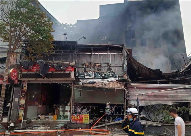 Trong ảnh: Hiện trường vụ cháy tại địa chỉ ở số 63 Nguyễn Hoàng (phường Mỹ Đình 2, quận Nam Từ Liêm, Hà Nội) lan ra nhiều nhà xung quanh. Ảnh: TTXVN phát