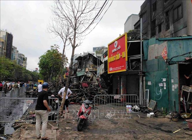 Trong ảnh: Hiện trường vụ cháy tại địa chỉ ở số 63 Nguyễn Hoàng (phường Mỹ Đình 2, quận Nam Từ Liêm, Hà Nội) lan ra nhiều nhà xung quanh. Ảnh: TTXVN phát