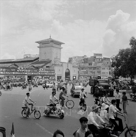 Chợ Bến Thành sau ngày giải phóng trở lại đông vui, hoạt động buôn bán tấp nập. Ảnh: Văn Bảo - TTXVN
