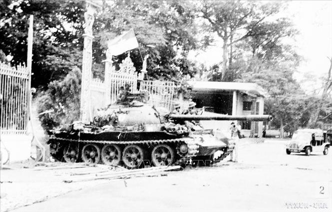 Xe tăng quân giải phóng băng qua cánh cổng sắt, tiến vào Dinh Độc Lập, ngày 30/4/1975. Ảnh: Vũ Tạo - TTXVN