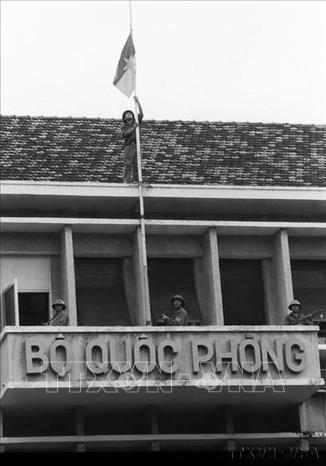 Quân giải phóng cắm cờ chiến thắng trên nóc Bộ Quốc phòng quân ngụy Sài Gòn, ngày 30/4/1975. Ảnh: Hoàng Thiểm - Vũ Tạo – TTXVN