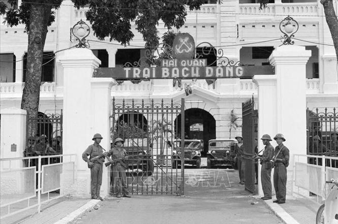 Quân giải phóng làm chủ Cảng Bạch Đằng thuộc Bộ Tư lệnh Hải quân ngụy. Ảnh: Vũ Tạo – TTXVN