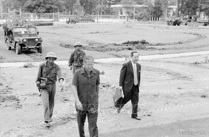 Tổng thống Ngụy Dương Văn Minh cùng nội các tới Đài Phát thanh Sài Gòn tuyên bố đầu hàng vô điều kiện, kết thúc chiến tranh Việt Nam, 30/4/1975. Ảnh: TTXVN
