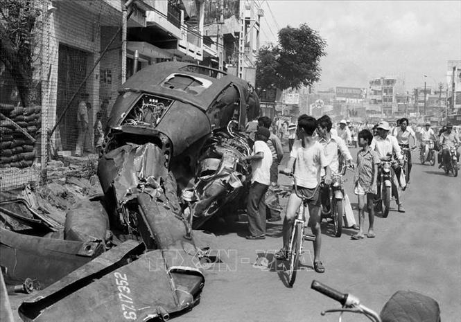 Máy bay lên thẳng của địch bị bắn gãy cánh, rơi xuống đường phố Sài Gòn (1975). Ảnh: Đinh Quang Thành – TTXVN