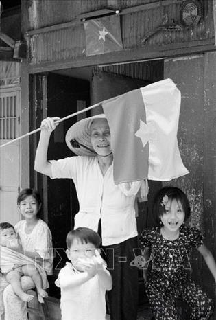 Nhân dân xóm Chiếu (Sài Gòn) chào đón quân giải phóng, ngày 30/4/1975. Ảnh: Văn Bảo - TTXVN