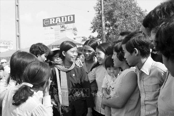 Nam, nữ thanh niên Sài Gòn chào đón các chiến sĩ tự vệ vào giải phóng thành phố, ngày 30/4/1975. Ảnh: Văn Bảo - TTXVN