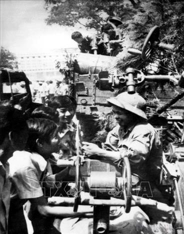 Chiến sỹ giải phóng quân kể chuyện chiến đấu cho sinh viên, thanh niên Sài Gòn (1975). Ảnh: Văn Bảo