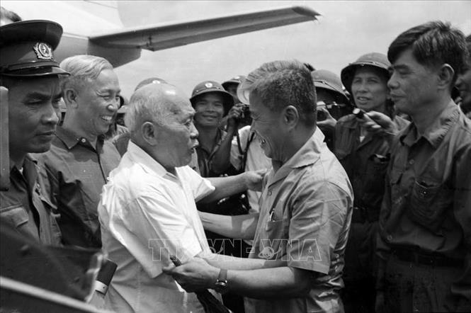 Sáng 13/5/1975, các đồng chí lãnh đạo Trung ương Cục và quân, dân miền Nam ra sân bay Tân Sơn Nhất đón Chủ tịch Tôn Đức Thắng dẫn đầu Đoàn đại biểu BCHTƯ Đảng Lao động Việt Nam, Chính phủ Việt Nam Dân chủ cộng hòa và Mặt trận Tổ quốc Việt Nam vào dự Lễ mừng chiến thắng tại thành phố Sài Gòn. Trong ảnh: Đồng chí Phạm Hùng, Ủy viên Bộ Chính trị, Bí thư Đảng bộ miền Nam đón Chủ tịch Tôn Đức Thắng tại sân bay Tân Sơn Nhất. Ảnh: Văn Bảo – TTXVN