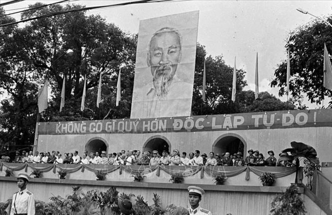 Sáng 15/5/1975, hàng triệu nhân dân Sài Gòn – Gia Định đổ về quảng trường trước trụ sở Ủy ban Quân quản thành phố để dự Lễ mừng chiến thắng. Chủ tịch Tôn Đức Thắng cùng nhiều đồng chí lãnh đạo Đảng, Chính phủ, MTTQ Việt Nam tham dự buổi lễ. Ảnh: TTXVN