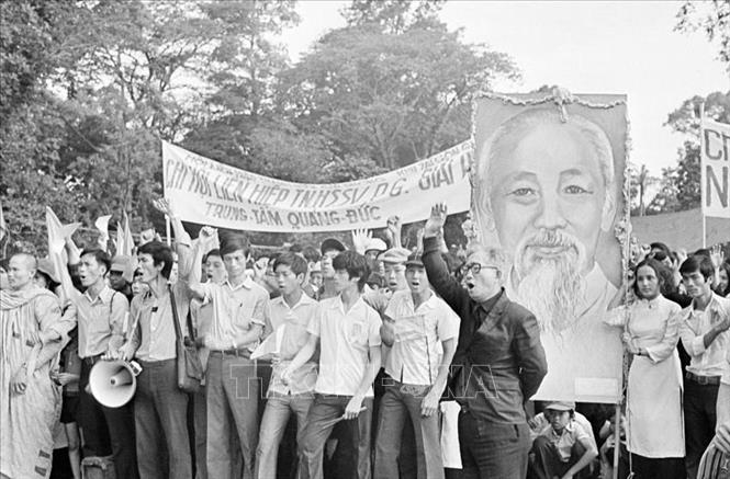 Học sinh, sinh viên Sài Gòn tham gia mít tinh mừng Ủy ban Quân quản thành phố ra mắt, ngày 7/5/1975. Ảnh: TTXVN
