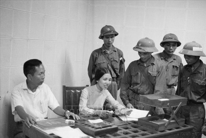 Sau khi quân giải phóng đánh chiếm Đài Phát thanh Sài Gòn, nhân viên, cán bộ kỹ thuật của Đài đã trở lại làm việc bình thường, thông báo tin chiến thắng và tin tức hoạt động của thành phố (1975). Ảnh: Vũ Tạo - TTXVN