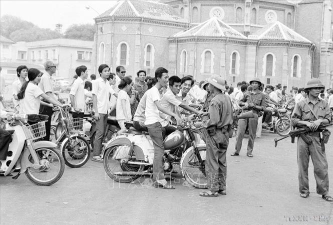 Các chiến sĩ giải phóng gặp gỡ nhân dân Sài Gòn trong ngày giải phóng 30/4/1975. Ảnh: Hứa Kiểm - TTXVN