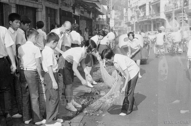 Thanh thiếu niên Sài Gòn làm vệ sinh đường phố sau ngày giải phóng (1975). Ảnh: Vũ Tạo - TTXVN