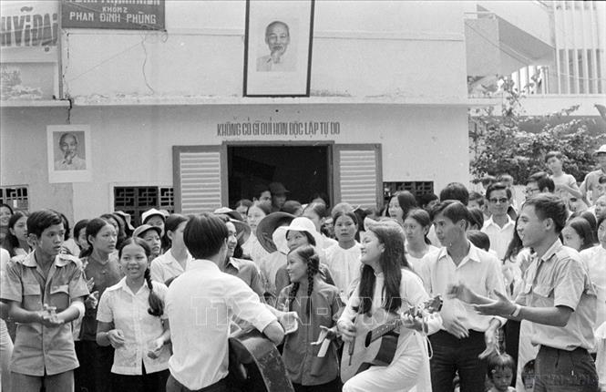 Thanh niên Quận 3, thành phố Sài Gòn mít tinh kỷ niệm 85 năm Ngày sinh Chủ tịch Hồ Chí Minh (19/5/1975). Ảnh: Văn Bảo - TTXVN