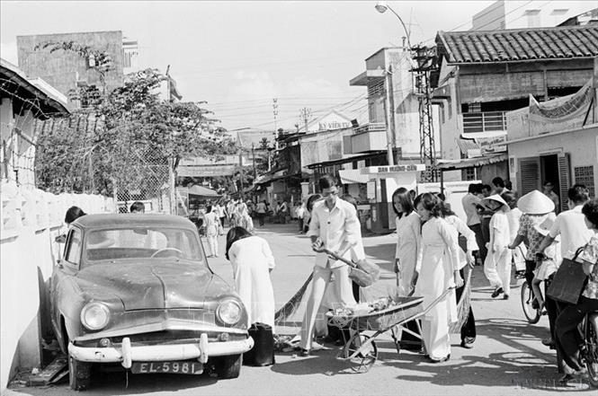 Kỷ niệm 85 năm Ngày sinh Chủ tịch Hồ Chí Minh, đội thanh niên tuyên truyền xung phong của thành phố Sài Gòn xuống đường làm vệ sinh đường phố (19/5/1975). Ảnh: TTXVN
