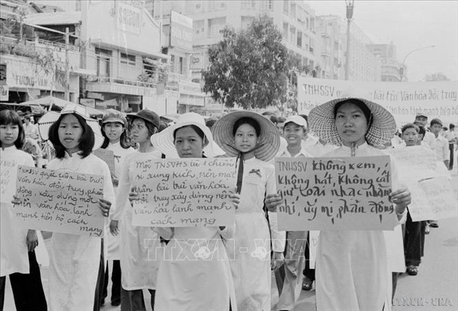 Sau ngày giải phóng, Hội Liên hiệp Thanh niên, Sinh viên Sài Gòn - Gia Định tổ chức chiến dịch bài trừ văn hóa đồi trụy, phản động, xây dựng nền văn hóa lành mạnh (7/1975). Ảnh: Văn Bảo - TTXVN