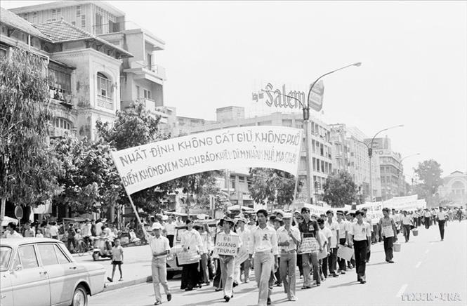 Sau ngày giải phóng, Hội Liên hiệp Thanh niên, Sinh viên Sài Gòn - Gia Định tổ chức chiến dịch bài trừ văn hóa đồi trụy, phản động, xây dựng nền văn hóa lành mạnh (7/1975). Ảnh: Văn Bảo - TTXVN