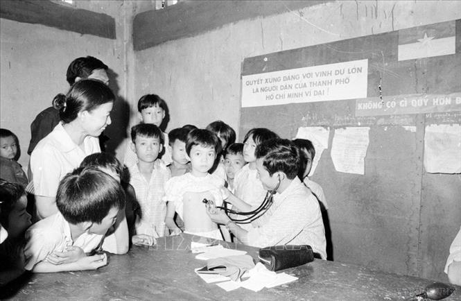 Sau ngày giải phóng, để đảm bảo sức khỏe cho nhân dân, các đoàn y tế của thành phố và các quận của Sài Gòn về tận phường, khóm khám bệnh, phát thuốc miễn phí cho nhân dân (7/1975). Ảnh: Đinh Quang Thành - TTXVN