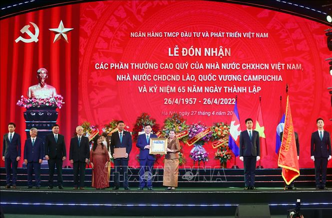 Trong ảnh: Phó Thủ tướng Campuchia Men Sam An trao Huân chương Sahametrei hạng Moha Sena của Quốc vương Campuchia cho tập thể Ngân hàng BIDV. Ảnh: An Đăng - TTXVN