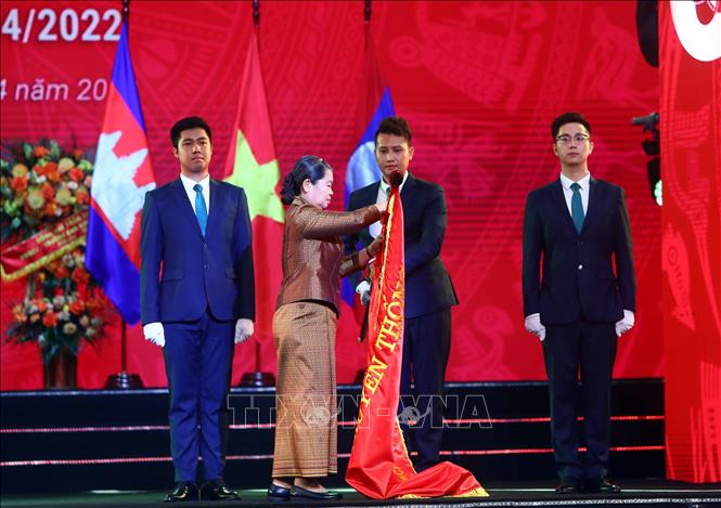 Trong ảnh: Phó Thủ tướng Campuchia Men Sam An gắn Huân chương Sahametrei hạng Moha Sena của Quốc vương Campuchia lên lá cờ truyền thống của Ngân hàng BIDV. Ảnh: An Đăng - TTXVN