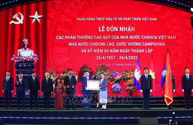 Trong ảnh: Phó Chủ tịch nước Lào Pany Yathotou trao Huân chương Phát triển hạng Nhì của Nhà nước CHDCND Lào cho tập thể Ngân hàng BIDV. Ảnh: An Đăng - TTXVN