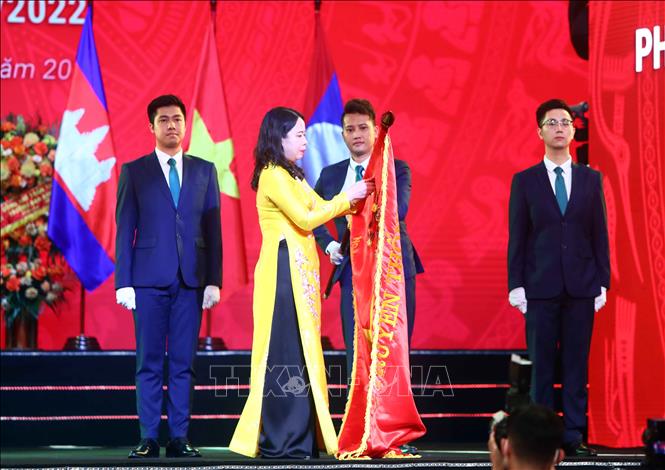 Trong ảnh: Phó Chủ tịch nước Võ Thị Ánh Xuân gắn Huân chương Lao động hạng Ba lên lá cờ truyền thống của Ngân hàng BIDV. Ảnh: An Đăng - TTXVN