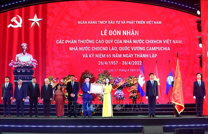 Trong ảnh: Phó Chủ tịch nước Võ Thị Ánh Xuân trao Huân chương Lao động hạng Ba cho tập thể Ngân hàng BIDV. Ảnh: An Đăng - TTXVN