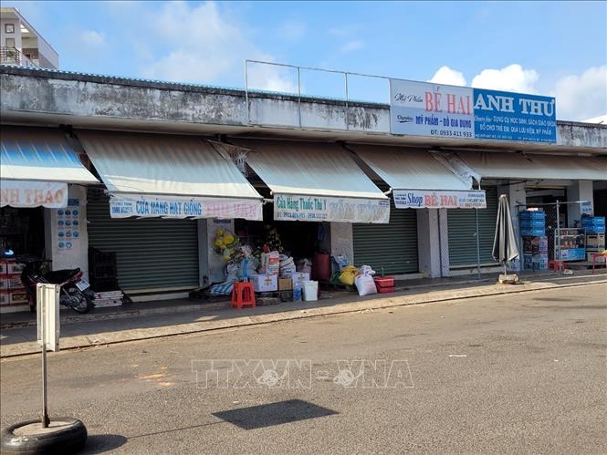 Trong ảnh: Nhiều sạp hàng tại chợ Đất Đỏ, huyện Đất Đỏ phải đóng cửa do buôn bán quá ế ẩm. Ảnh: Hoàng Nhị - TTXVN
