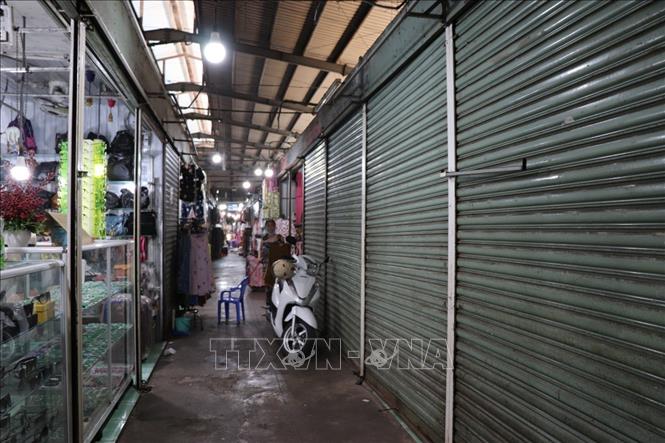 Trong ảnh: Nhiều kiot tại chợ Vũng Tàu, thành phố Vũng Tàu phải đóng cửa do vắng khách, buôn bán ế ẩm. Ảnh: Hoàng Nhị - TTXVN