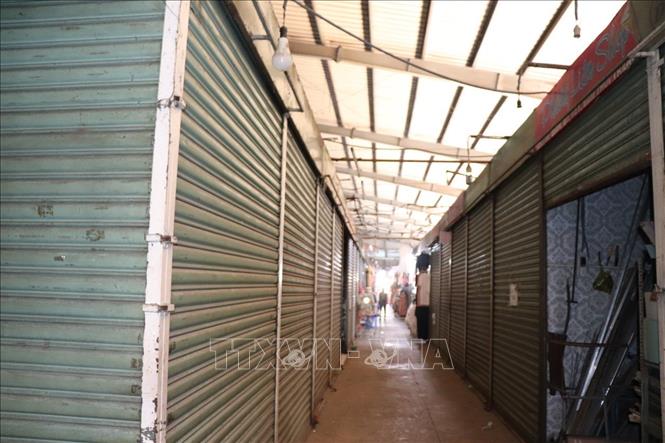 Trong ảnh: Nhiều kiot chợ Vũng Tàu, thành phố Vũng Tàu phải đóng cửa do vắng khách, buôn bán ế ẩm. Ảnh: Hoàng Nhị - TTXVN