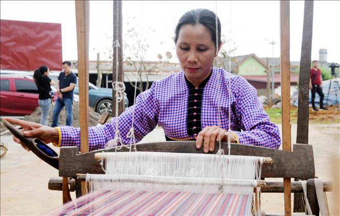 Trong ảnh: Phụ nữ dân tộc Thái ở bản Phiêng Tiến xã Phiêng Luông, huyện Mộc Châu (Sơn La) vẫn duy trì dệt, thêu may trang phục cho bản thân và gia đình. Ảnh: Quang Quyết-TTXVN