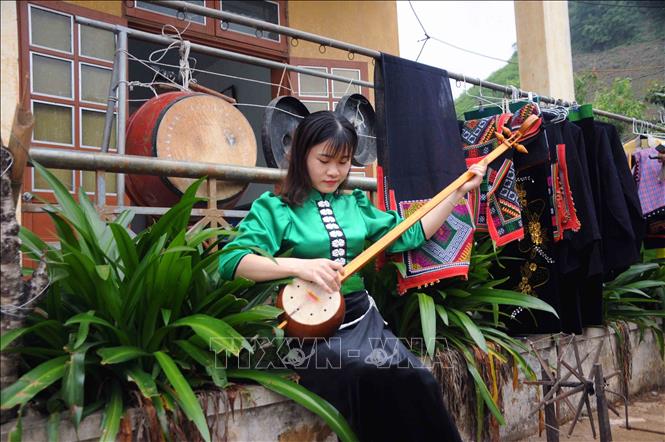 Trong ảnh: Phụ nữ dân tộc Thái ở bản Phiêng Tiến xã Phiêng Luông, huyện Mộc Châu (Sơn La) chơi đàn tính tẩu. Ảnh: Quang Quyết-TTXVN