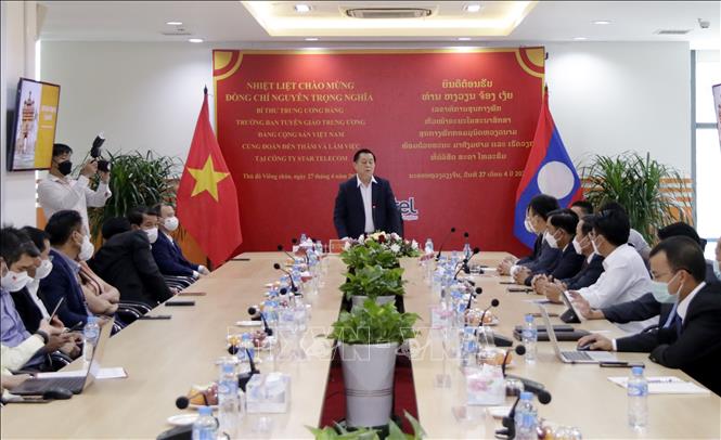 Trong ảnh: Đồng chí Nguyễn Trọng Nghĩa tới thăm Công ty Unitel. Ảnh: Bá Thành - PV TTXVN tại Viêng Chăn