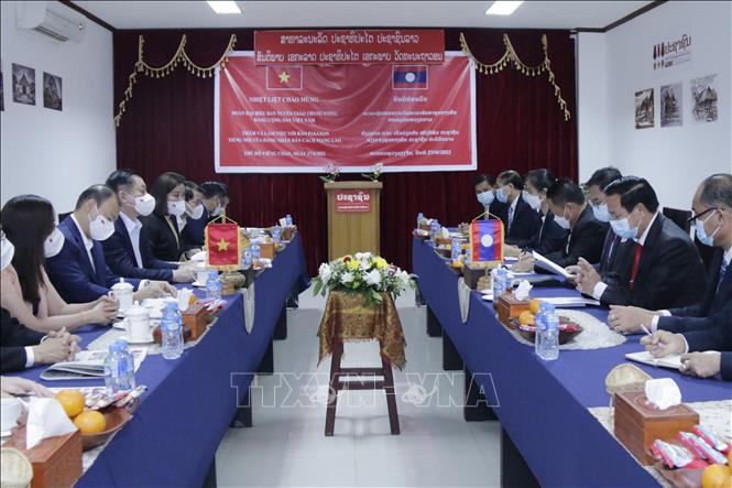 Trong ảnh: Đồng chí Nguyễn Trọng Nghĩa thăm và làm việc với Báo Pasaxon, Cơ quan ngôn luận của Đảng NDCM Lào. Ảnh. Phạm Kiên - PV TTXVN tại Viêng Chăn