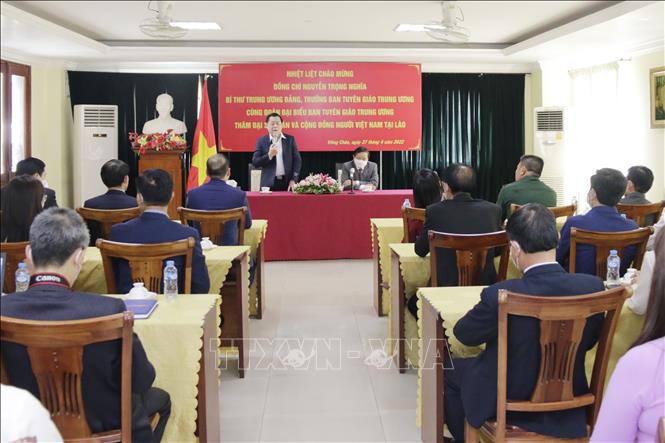 Trong ảnh: Đồng chí Nguyễn Trọng Nghĩa thăm Đại sứ quán Việt Nam tại Lào. Ảnh: Phạm Kiên - PV TTXVN tại Viêng Chăn