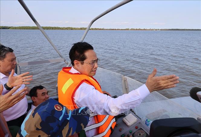 Trong ảnh: Thủ tướng Phạm Minh Chính thị sát cảng Trần Đề. Ảnh: Dương Giang-TTXVN 