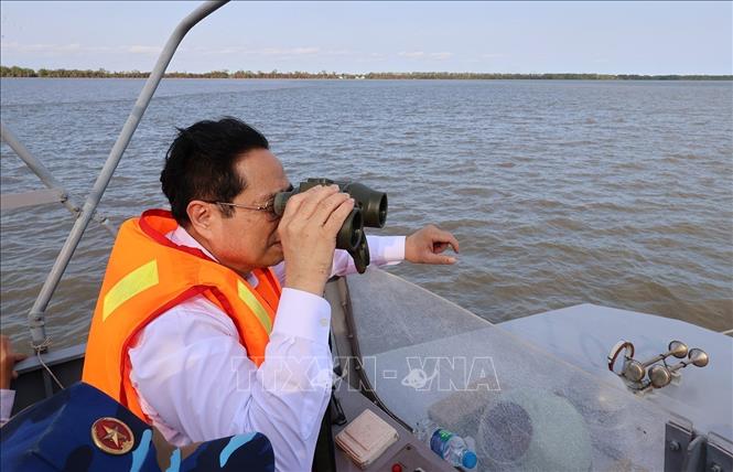 Trong ảnh: Thủ tướng Phạm Minh Chính thị sát cảng Trần Đề. Ảnh: Dương Giang-TTXVN 