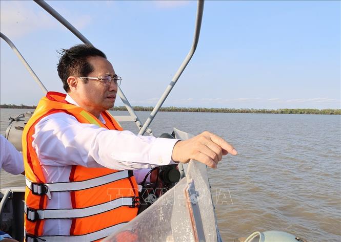 Trong ảnh: Thủ tướng Phạm Minh Chính thị sát cảng Trần Đề. Ảnh: Dương Giang-TTXVN 