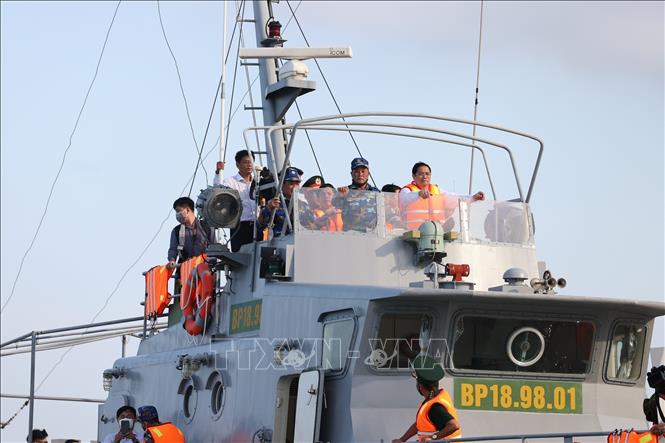 Trong ảnh: Thủ tướng Phạm Minh Chính thị sát cảng Trần Đề. Ảnh: Dương Giang-TTXVN 