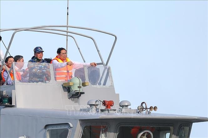 Trong ảnh: Thủ tướng Phạm Minh Chính thị sát cảng Trần Đề. Ảnh: Dương Giang-TTXVN 